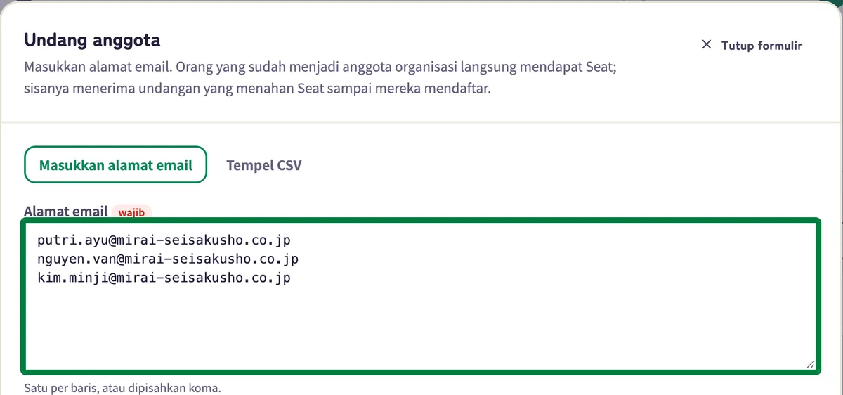Formulir undangan: kotak untuk satu alamat email per baris, dengan opsi menempelkan CSV sebagai gantinya